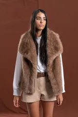 Chaleco de pelo sintético color marrón, con solapas amplias y diseño sin cierre, ideal para superponer.