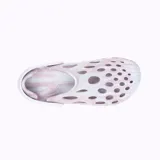 Sandalia Merrell modelo Hydro Moc, color rosado y blanco con diseño marbled efecto tie-dye. Cuenta con múltiples aberturas para mayor ventilación y una tira trasera ajustable de goma blanca.