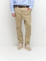 Pantalón tipo chino de corte slim moderno, de color gris, con bolsillos funcionales delanteros e italianos y detalles de costura premium.