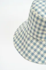Gorro tipo bucket con estampado de cuadros vichy en tonos verde y beige.