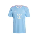 Camiseta de fútbol Adidas del Inter Miami CF, modelo tercera equipación temporada 25/26. Diseño celeste con finas rayas verticales y detalles en rosa. Incluye escudo del equipo y logo de Adidas.