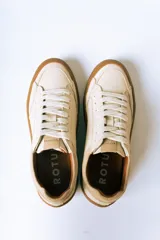 Championes urbanos de gamuza color bordó con suela de goma color caramelo y cordones blancos.