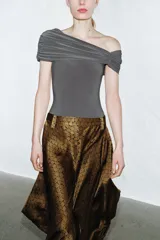 Body azul marino de escote asimétrico con un hombro descubierto, detalle de frunces en el busto y cierre de botones a presión en la parte inferior.