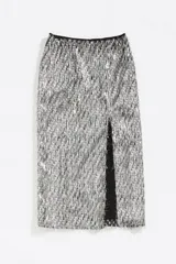 Falda midi plateada con lentejuelas y flecos en el ruedo, corte recto, cierre trasero con cremallera invisible y abertura frontal.