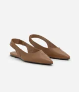 Zapatilla slingback de cuero color marrón, con diseño destalonado, punta fina y tacón plano de 1,5 cm.