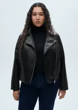 Chaqueta de diseño biker en efecto piel color negro, con solapas con muesca, cierre cruzado con cremallera y bolsillos laterales con cremallera.