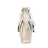 Bolso tipo tote bag color crudo, con asas de mano y detalles en símil cuero color marrón. Tiene estampado vertical con la inscripción "Lincoln's".