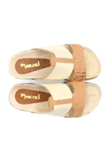 Sandalias bajas de cuero color beige con una tira ancha con textura croco color marrón claro.