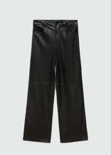 Pantalón largo de tiro alto confeccionado en poliéster con recubrimiento de poliuretano símil cuero, de corte recto y diseño de cinco bolsillos.