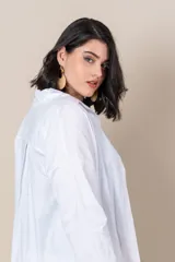 Camisa oversize blanca de algodón con mangas largas y corte italiano.