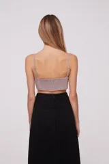 Top corto de breteles finos con escote en V, diseño al cuerpo y cierre posterior con elástico.