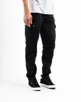 Pantalón cargo negro de corte slim, confeccionado en gabardina con bolsillos laterales con tapa y cierre de botón metálico.