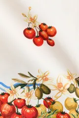 Minifalda cruzada de algodón con estampado de tomates y flores, corte evasé y diseño asimétrico.