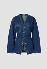 Camisa de denim de algodón con cuello en V, cierre frontal con botones metálicos y bolsillos cuadrados en el pecho. Presenta un diseño con ajuste en la espalda que permite entallar la silueta.