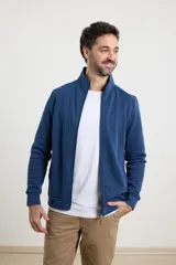 Cardigan de tejido de punto color verde militar, con cierre frontal de metal y cuello redondo. Presenta detalle de tejido plano en la cartera del cierre y en los bolsillos laterales.