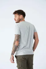 Remera gris melange de algodón con estampado frontal con la palabra "Torino" en azul y negro.