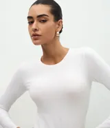 Blusa de manga larga y cuello redondo, confeccionada en mezcla de algodón y elastano.