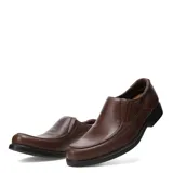 Zapato tipo mocasín de hombre en cuero color marrón coñac, con diseño de costuras visibles en la puntera y suela de goma negra.