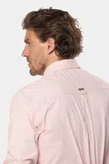 Camisa de hombre color celeste, de manga larga con presilla para enrollar, bolsillo en el pecho y confeccionada 100% en algodón.