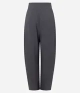 Pantalón sastre de corte barrel, color gris oscuro, con cintura alta, pinzas delanteras y diseño de pierna ancha.