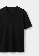 Remera básica de cuello en V y manga corta, confeccionada en tejido melange negro de textura flamé.