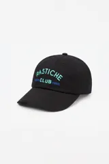 Gorro de lona color negro, con visera curva y bordado frontal con el texto "Pastiche Club Video".