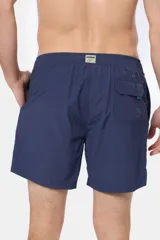 Short de baño azul marino liso con spandex, cintura elástica con cordón regulable, dos bolsillos laterales y suspensor de malla fina.