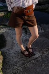 Zapatos tipo Mary Jane color marrón con hebilla dorada y punta cuadrada.