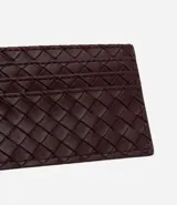 Tarjetero pequeño de material sintético color borgoña, con textura trenzada (tressê) en todo su exterior. Posee múltiples ranuras para tarjetas.