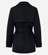 Trench coat de sastrería color negro, con cuello solapa, cierre frontal de doble botonadura y acabado satinado. Presenta un diseño estructurado y elegante.