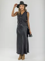 Falda larga gris de satén con cintura elástica.