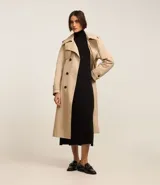 Vestido de punto negro, de manga larga y cuello alto, con corte recto y largo midi.