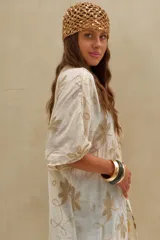 Kimono crudo de manga corta y diseño abierto, con delicados bordados florales dorados y lazo ajustable en el frente con borlas decorativas.