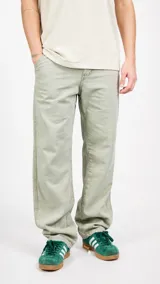Pantalón de jean con corte recto y holgado, de color verde oliva claro con acabado desgastado.