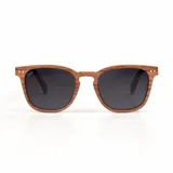 Lentes de sol con montura de madera color marrón claro y lentes grises.