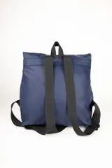 Mochila verde militar de símil cuero con diseño desplegable, correas ajustables, asa de mano y cierre con ganchos metálicos.