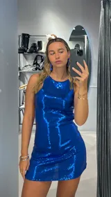 Vestido corto azul eléctrico con lentejuelas, de corte ajustado y sin mangas.