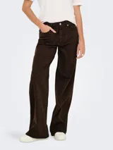 Jean wide fit de tiro alto color marrón oscuro con estampado animal print de leopardo en negro. Confeccionado en denim de twill, presenta cierre de gancho y cremallera, bolsillos delanteros, traseros y bolsillo monedero.