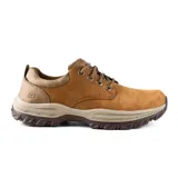 Zapatos casuales de trekking Skechers Relaxed Fit modelo Knowlson - Leland para hombre, color marrón, confeccionados en cuero, con cordones y suela de tracción flexible con amortiguación.