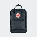 Mochila Fjällräven Kanken Laptop de 15 pulgadas en color negro, confeccionada con tejido Vinylon F resistente al agua. Cuenta con compartimento principal con cierre, bolsillo frontal con cierre, bolsillos laterales abiertos, asas superiores de mano y correas acolchadas para los hombros. Incluye el logo circular característico de la marca en el frente.