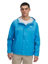 Campera impermeable Under Armour modelo Cloudstrike, color azul, con capucha ajustable, cierre frontal con solapa, bolsillos laterales con cierre y logo de la marca estampado en el pecho.
