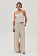 Top de lino con escote cuadrado y tirantes anchos, de corte recto y largo a la cintura.