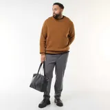 Pantalón de vestir en color gris, de corte recto y diseño clásico con pinzas frontales, confeccionado en tela de sastrería.