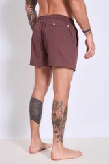 Short de baño color marrón con cordón ajustable en la cintura.