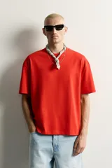 Camiseta relaxed fit de algodón color rojo, con cuello redondo y manga corta.