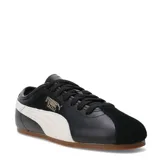 Championes Puma modelo Tackle OG, de diseño clásico con capellada en cuero negro y puntera de gamuza al tono. Presenta la icónica franja lateral de la marca en color blanco y detalles de logo en dorado. Cuenta con suela de goma color caramelo.