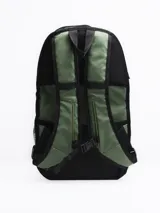 Mochila de estilo táctico color verde oliva, con múltiples correas ajustables frontales, hebillas de cierre rápido y bolsillos laterales de red. Cuenta con compartimentos principales con cierre y correas de hombro acolchadas.