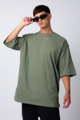 Remera de corte oversize, color blanco, con cuello redondo y mangas cortas amplias.