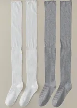 Par de medias largas hasta la rodilla, confeccionadas en tejido acanalado suave. El diseño presenta una textura elástica en la parte inferior y una sección lisa en la parte superior, ideal para combinar con botas.