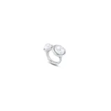 Anillo plateado con dos perlas blancas, una grande y otra pequeña.